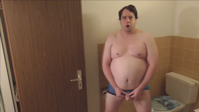 Pasci macht es sich in der Toilette – (Kameraperspektive 1 und 2)